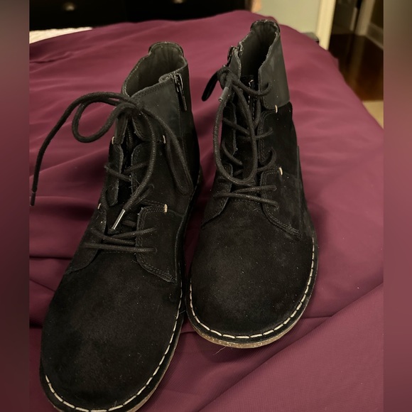 Clark’s Black Suede and Leather Desert Booties. Size 9 W. - Picture 1 of 4